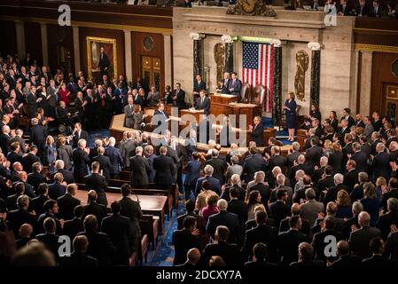 Le président de la Chambre Paul Ryan((R), le vice-président américain Mike Pence, les membres du Congrès et d'autres applaudissent après que le président français Emmanuel Macron a pris la parole lors d'une réunion conjointe du Congrès à l'intérieur de la Chambre le 25 avril 2018 au Capitole des États-Unis à Washington, DC, États-Unis. Photo par ELIOT BLONDT/ABACAPRESS.COM Banque D'Images