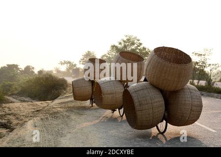 Guwahati, Assam, Inde. 22 novembre 2020. Les villageois sur leur chemin pour vendre des paniers de bambou dans leurs bicyclettes dans un marché hebdomadaire à Rangia dans le district de Kamrup d'Assam Inde le lundi 23 novembre 2020.les produits de bambou sont utilisés à des fins domestiques différentes à Assam et en raison de la disponibilité de bambous à Assam différents produits sont faits De lui et il a une bonne demande dans toute l'Inde crédit: Dasarath Deka/ZUMA Wire/Alay Live News Banque D'Images