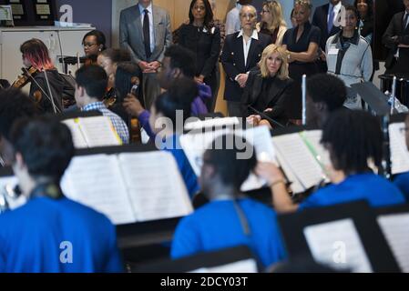 Brigitte Macron(C), épouse du président français Emmanuel Macron, écoute de la musique lorsqu'elle visite l'École des arts Duke Ellington le 25 avril 2018 à Washington, DC. Photo par ELIOT BLONDT/ABACAPRESS.COM Banque D'Images