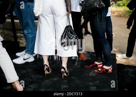 Street style, gros plan au 33ème Festival International de la mode et de la Photographie tenu à Villa Noailles, à Hyères, France, le 27 avril 2018. Photo de Marie-Paola Bertrand-Hillion/ABACAPRESS.COM Banque D'Images