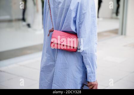 Street style, gros plan au 33ème Festival International de la mode et de la Photographie tenu à Villa Noailles, à Hyères, France, le 27 avril 2018. Photo de Marie-Paola Bertrand-Hillion/ABACAPRESS.COM Banque D'Images