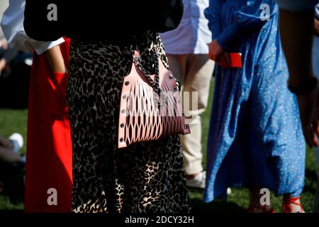 Street style, gros plan au 33ème Festival International de la mode et de la Photographie tenu à Villa Noailles, à Hyères, France, le 27 avril 2018. Photo de Marie-Paola Bertrand-Hillion/ABACAPRESS.COM Banque D'Images