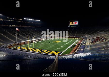 Ann Arbor, États-Unis. 14 novembre 2020. Des découpes de carton de personnes se trouvent dans les stands du Michigan Stadium au match de football entre le Michigan et le Wisconsin le 14 novembre 2020. La participation aux jeux a été limitée dans le contexte de la pandémie COVID-19. (Photo par Dominick Sokotooff/Sipa USA) crédit: SIPA USA/Alay Live News Banque D'Images