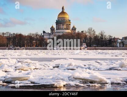 Vue sur la rivière Neva et la cathédrale Saint-Isaac, Saint-Pétersbourg, Russie Banque D'Images