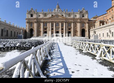 Place Saint-Pierre recouverte de neige le 26 février 2018 au Vatican. Rome s'est réveillée sous une couverture de neige tandis que l'Italie se sordirait d'une pression froide. Les écoles de la capitale et de nombreuses autres régions ont été fermées par mesure de précaution et le conseil municipal de Rome a dit aux gens d'éviter tout déplacement inutile. Les chutes de neige sont rares à Rome, qui est proche du niveau de la mer. Le front météorologique de type sibérien a également causé des problèmes de transport et des perturbations majeures dans de nombreuses autres parties du pays. Photo par Eric Vandeville/ABACAPRESS.COM Banque D'Images