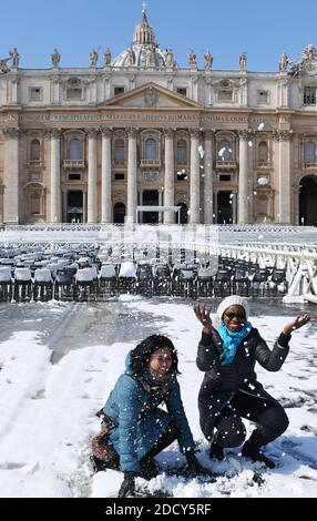 Place Saint-Pierre recouverte de neige le 26 février 2018 au Vatican. Rome s'est réveillée sous une couverture de neige tandis que l'Italie se sordirait d'une pression froide. Les écoles de la capitale et de nombreuses autres régions ont été fermées par mesure de précaution et le conseil municipal de Rome a dit aux gens d'éviter tout déplacement inutile. Les chutes de neige sont rares à Rome, qui est proche du niveau de la mer. Le front météorologique de type sibérien a également causé des problèmes de transport et des perturbations majeures dans de nombreuses autres parties du pays. Photo par Eric Vandeville/ABACAPRESS.COM Banque D'Images