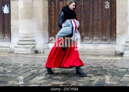 Street style, en arrivant à Thom Browne automne-hiver 2018-2019 pour hommes spectacle tenu à Beaux Arts, à Paris, France, le 20 janvier 2018. Photo de Marie-Paola Bertrand-Hillion/ABACAPRESS.COM Banque D'Images