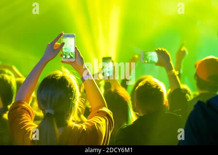 Adolescents enregistrant des vidéos de concerts musicaux en direct avec un smartphone - vue arrière Banque D'Images