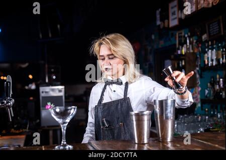 Le barman crée un cocktail dans le taproom Banque D'Images