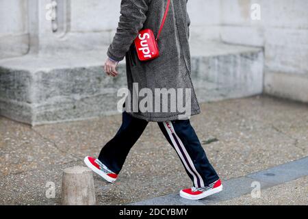 Street style, gros plan au salon Y3 automne-hiver 2018-2019 pour hommes, qui s'est tenu au Grand Palais, à Paris, en France, le 21 janvier 2018. Photo de Marie-Paola Bertrand-Hillion/ABACAPRESS.COM Banque D'Images