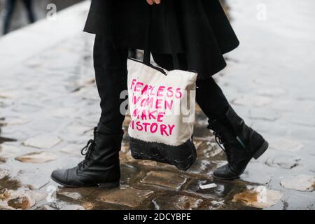 Street style, gros plan au salon Y3 automne-hiver 2018-2019 pour hommes, qui s'est tenu au Grand Palais, à Paris, en France, le 21 janvier 2018. Photo de Marie-Paola Bertrand-Hillion/ABACAPRESS.COM Banque D'Images