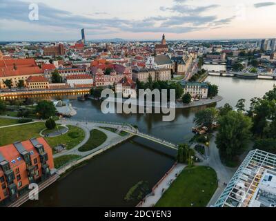 Vue aérienne de la belle Wroclaw située sur de nombreuses îles sur la rivière Odra, Pologne Banque D'Images
