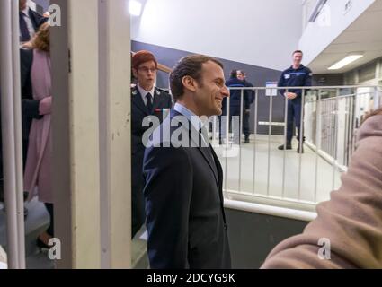 Le président français Emmanuel Macron, flanqué par la ministre française de la Justice Nicole Bellobet, visite l'école de garde-prison (Ecole nationale d'Administration pénitentiaire - ENAP) le 6 mars 2018 à Agen, dans le sud de la France. Photo de Sébastien Ortola/Pool/ABACAPRESS.COM Banque D'Images