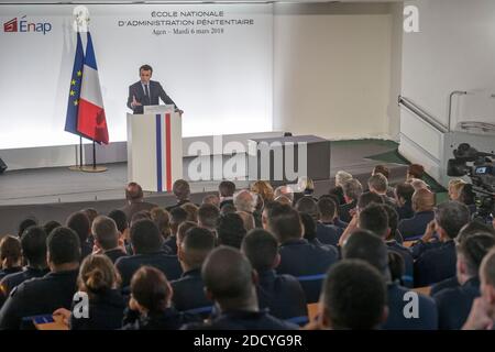 Le président français Emmanuel Macron, flanqué par la ministre française de la Justice Nicole Bellobet, visite l'école de garde-prison (Ecole nationale d'Administration pénitentiaire - ENAP) le 6 mars 2018 à Agen, dans le sud de la France. Photo de Sébastien Ortola/Pool/ABACAPRESS.COM Banque D'Images