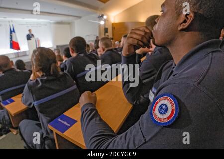 Le président français Emmanuel Macron, flanqué par la ministre française de la Justice Nicole Bellobet, visite l'école de garde-prison (Ecole nationale d'Administration pénitentiaire - ENAP) le 6 mars 2018 à Agen, dans le sud de la France. Photo de Sébastien Ortola/Pool/ABACAPRESS.COM Banque D'Images