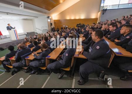 Le président français Emmanuel Macron, flanqué par la ministre française de la Justice Nicole Bellobet, visite l'école de garde-prison (Ecole nationale d'Administration pénitentiaire - ENAP) le 6 mars 2018 à Agen, dans le sud de la France. Photo de Sébastien Ortola/Pool/ABACAPRESS.COM Banque D'Images