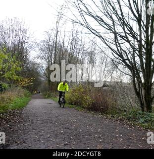 Cycliste sur le Sett Valley Trail, qui relie New Mills et Hayfield dans le Derbyshire. C'était une ligne de chemin de fer avant les coupures de Beeching. Banque D'Images