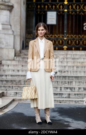 Street style, modèle Giedre Dukauskaite après le spectacle Stella McCartney automne-hiver 2018-2019 qui s'est tenu à l'Opéra Garnier, à Paris, en France, le 5 mars 2018. Photo de Marie-Paola Bertrand-Hillion/ABACAPRESS.COM Banque D'Images