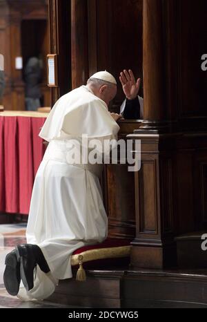 Le pape François s'agenouille en confession après la célébration d'une fête penitentielle à la basilique Saint-Pétersbourg, au Vatican, le 9 mars 2018. Le service de pénitence à la basilique Saint-Pétersbourg a marqué le début de la célébration mondiale de 24 heures pour le Seigneur, une période où au moins une église de chaque diocèse a été invitée à être ouverte toute la nuit pour la confession et l'adoration eucharistique. Après avoir donné son homélie au service, le Pape François a marché jusqu'à l'un des confessionels de la basilique et s'est épeillé devant un prêtre pour confesser ses péchés. Puis il est allé à un confessionnel, mis sur Banque D'Images