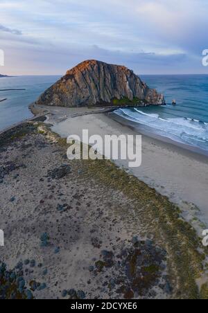 À l'aube, l'océan Pacifique rencontre le littoral emblématique de Morro Bay, en Californie. Cette partie de la Californie centrale est connue pour sa côte pittoresque. Banque D'Images