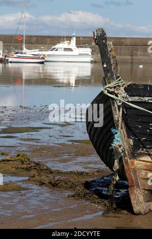 Maidens Harbour, South Ayrshire, Écosse, Royaume-Uni . Maidens est un village de la paroisse de Kirkoswald dans le Ayrshire, en Écosse. Situé sur la côte du Firth de Clyde, à l'extrémité sud de la baie de Maidenhead, une série de roches connues sous le nom de 'Maidens of Turnberry' forment un port naturel Banque D'Images