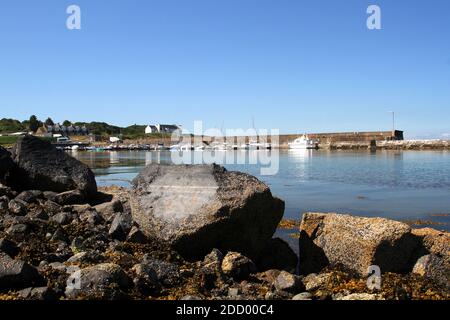 Maidens Harbour, South Ayrshire, Écosse, Royaume-Uni . Maidens est un village de la paroisse de Kirkoswald dans le Ayrshire, en Écosse. Situé sur la côte du Firth de Clyde, à l'extrémité sud de la baie de Maidenhead, une série de roches connues sous le nom de 'Maidens of Turnberry' forment un port naturel Banque D'Images