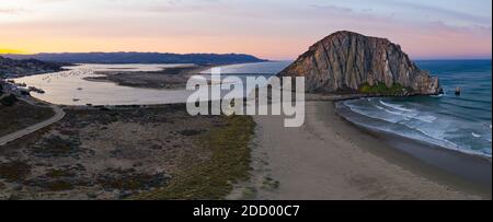 À l'aube, l'océan Pacifique rencontre le littoral emblématique de Morro Bay, en Californie. Cette partie de la Californie centrale est connue pour sa côte pittoresque. Banque D'Images