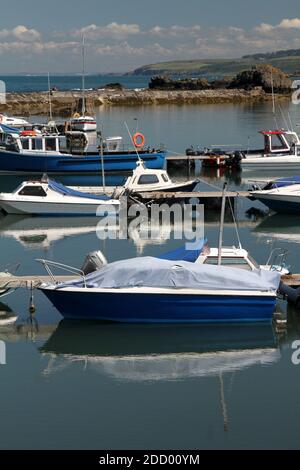 Maidens Harbour, South Ayrshire, Écosse, Royaume-Uni . Maidens est un village de la paroisse de Kirkoswald dans le Ayrshire, en Écosse. Situé sur la côte du Firth de Clyde, à l'extrémité sud de la baie de Maidenhead, une série de roches connues sous le nom de 'Maidens of Turnberry' forment un port naturel Banque D'Images