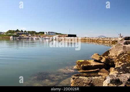 Maidens Harbour, South Ayrshire, Écosse, Royaume-Uni . Maidens est un village de la paroisse de Kirkoswald dans le Ayrshire, en Écosse. Situé sur la côte du Firth de Clyde, à l'extrémité sud de la baie de Maidenhead, une série de roches connues sous le nom de 'Maidens of Turnberry' forment un port naturel Banque D'Images