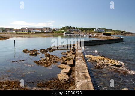 Maidens Harbour, South Ayrshire, Écosse, Royaume-Uni . Maidens est un village de la paroisse de Kirkoswald dans le Ayrshire, en Écosse. Situé sur la côte du Firth de Clyde, à l'extrémité sud de la baie de Maidenhead, une série de roches connues sous le nom de 'Maidens of Turnberry' forment un port naturel Banque D'Images