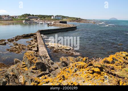 Maidens Harbour, South Ayrshire, Écosse, Royaume-Uni . Maidens est un village de la paroisse de Kirkoswald dans le Ayrshire, en Écosse. Situé sur la côte du Firth de Clyde, à l'extrémité sud de la baie de Maidenhead, une série de roches connues sous le nom de 'Maidens of Turnberry' forment un port naturel Banque D'Images