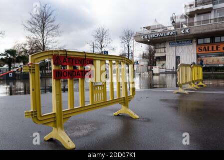 En raison de l'inondation de la Seine, les cours d'eau les plus bas et les plus proches de Joinville le Pont (Val-de-Marne 94), près de Paris, en France, sont inondés tandis que le niveau d'eau doit encore augmenter dans les prochains jours le 26 janvier 2018. Les résidents dont les maisons sont inondées évacuent avec les pompiers, la police et les services municipaux. Photo de Samuel Boivin/ABACAPRESS.COM Banque D'Images