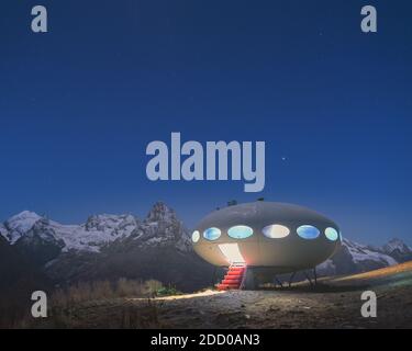 Dombay, Russie, 10 octobre 2020. Mini-hôtel sous la forme d'une soucoupe volant d'OVNI dans les montagnes la nuit Banque D'Images