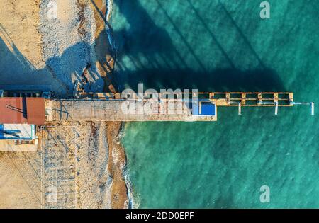 Vue aérienne du dessus de l'ancienne jetée en béton, côte de mer noire, vue d'en haut. Banque D'Images