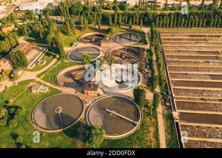 Station moderne de traitement des eaux usées avec réservoirs ronds de purification des eaux usées, vue aérienne d'en haut. Banque D'Images