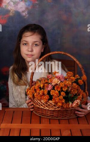 Fille avec un bouquet de fleurs d'automne Banque D'Images