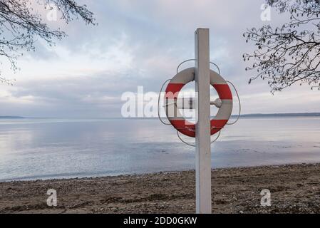 Bouée de sauvetage suspendue sur un poteau sur la rive près de la mer, Hvidbjerg, Danemark, 15 novembre 2020 Banque D'Images