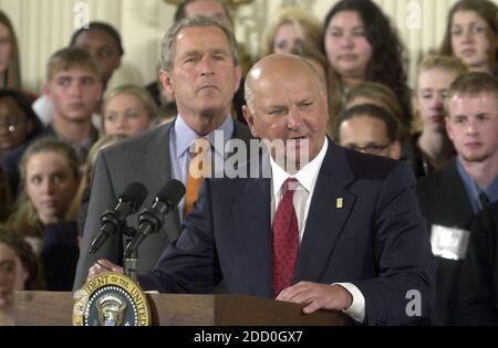 H. Wayne Huizenga, président et chef de la direction de la Horatio Alger Association, présente le président des États-Unis George W. Bush à la cérémonie des prix Horatio Alger dans la salle est de la Maison Blanche à Washington, DC, le 6 avril 2001. Avant ses remarques préparées, le président a annoncé que le Sénat américain avait adopté son projet de loi budgétaire avec une réduction d'impôt de 1.27 billions de dollars. Photo de Ron Sachs / CNP/ABACAPRESS.COM Banque D'Images