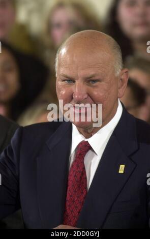 H. Wayne Huizenga, président et chef de la direction de la Horatio Alger Association, présente le président des États-Unis George W. Bush à la cérémonie des prix Horatio Alger dans la salle est de la Maison Blanche à Washington, DC, le 6 avril 2001. Avant ses remarques préparées, le président a annoncé que le Sénat américain avait adopté son projet de loi budgétaire avec une réduction d'impôt de 1.27 billions de dollars. Photo de Ron Sachs / CNP/ABACAPRESS.COM Banque D'Images