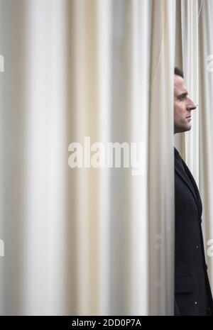 Le président français Emmanuel Macronlors d'une cérémonie nationale le 28 mars 2018 à l'Hôtel des Invalides à Paris. La France honore lors d'une cérémonie nationale le 28 mars un policier héroïque qui est mort en se proposant comme otage dans une attaque djihadiste. Beltrame, 44 ans, a été la quatrième et dernière victime de la fusillade du 23 mars dans les villes du sud-ouest de Carcassonne et de Trebes. Photo par Eliot Blondt/ABACAPRESS.COM Banque D'Images