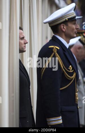 Le président français Emmanuel Macronlors d'une cérémonie nationale le 28 mars 2018 à l'Hôtel des Invalides à Paris. La France honore lors d'une cérémonie nationale le 28 mars un policier héroïque qui est mort en se proposant comme otage dans une attaque djihadiste. Beltrame, 44 ans, a été la quatrième et dernière victime de la fusillade du 23 mars dans les villes du sud-ouest de Carcassonne et de Trebes. Photo par Eliot Blondt/ABACAPRESS.COM Banque D'Images