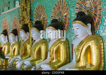 Les statues de Bouddha à Umin Thounzeh sur la colline de Sagaing, près de Mandalay, Myanmar (Birmanie), l'Asie en février Banque D'Images