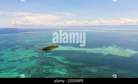 Île tropicale au milieu d'un récif de corail . Concept vacances d'été et de voyage. Panglao, Philippines. Banque D'Images