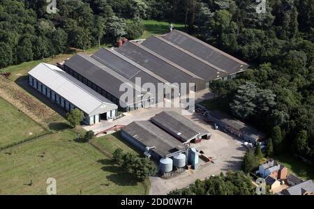 Vue aérienne des bâtiments agricoles d'une ferme au Royaume-Uni, utilisés pour stocker le grain ou l'équipement Banque D'Images