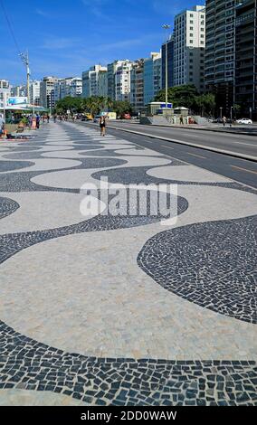 Tracé géométrique du célèbre pavé portugais le long de la plage de Copacabana à Rio de Janeiro, au Brésil Banque D'Images