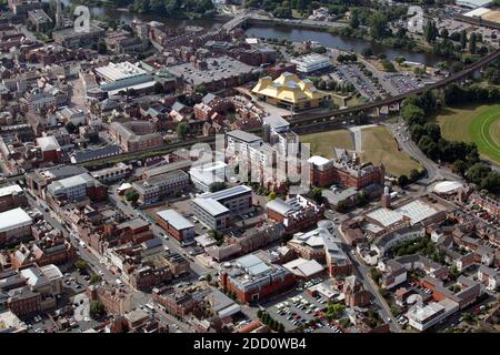 Vue aérienne du campus de l'université de Worcester City avec La bibliothèque Hive en arrière-plan Banque D'Images