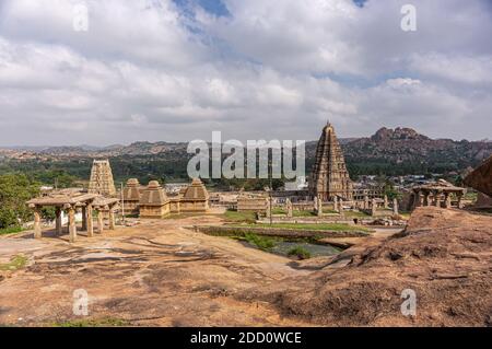 Hampi, Karnataka, Inde - 4 novembre 2013 : complexe de temples Sri Virupaksha avec gopurams vus du temple Moola Virupaksha. Large horizon avec collines et Banque D'Images