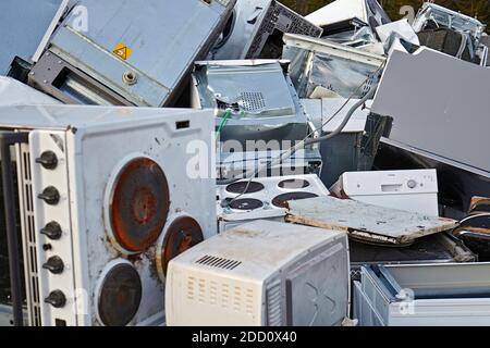 Pile de produits blancs éliminés au dépôt de déchets municipaux Flen Suède Banque D'Images