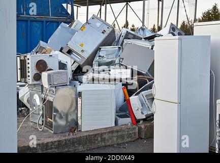 Pile de produits blancs éliminés au dépôt de déchets municipaux Flen Suède Banque D'Images