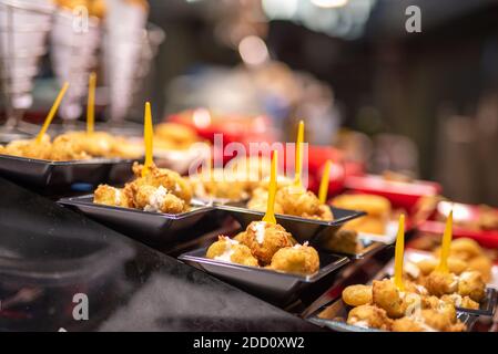 Espagne tapas snacks sur le marché alimentaire à Barcelone Banque D'Images